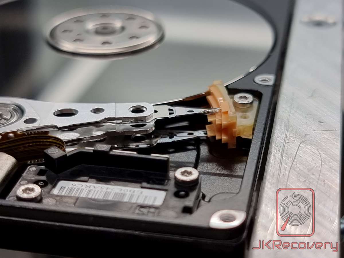 Otwarty dysk HDD w komorze czystej
