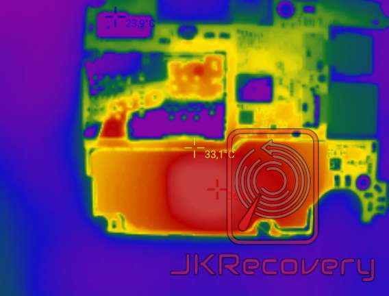 Termowizyjne zdjęcie płytki PCB napędu SSD pokazujące rozkład temperatury, z wyraźnym punktem grzewczym kontrolera osiągającym 33,1°C