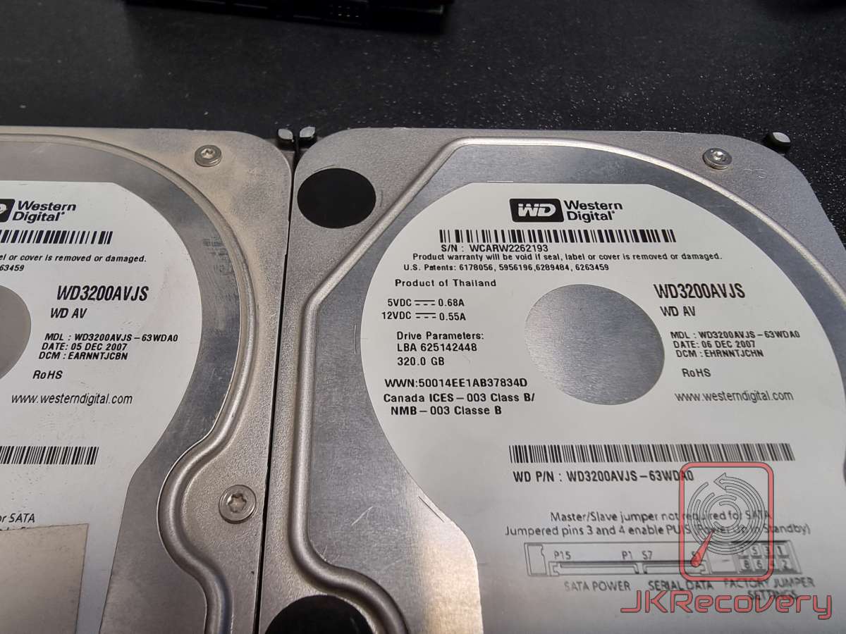 Zbliżenie na etykiety dwóch dysków twardych Western Digital WD3200AVJS-63WDA0 320GB wyprodukowanych w grudniu 2007 roku, pokazujące numery seryjne i parametry techniczne