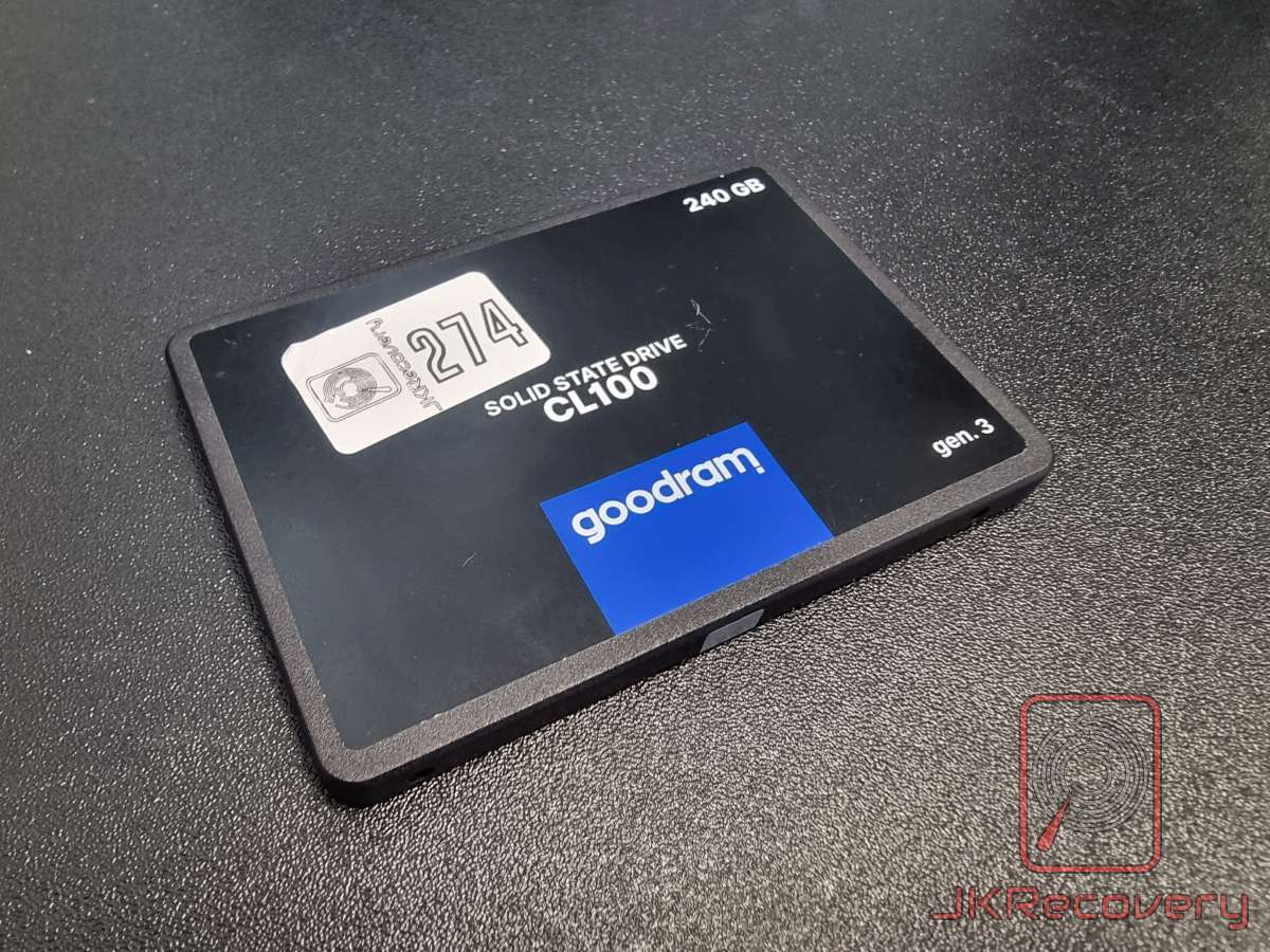 Dysk SSD Goodram CL100 gen. 3 240GB w obudowie 2.5 cala z naklejką inwentaryzacyjną numer 274, widok perspektywiczny ukazujący grubość obudowy