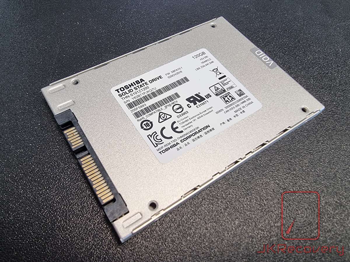 Spód dysku SSD Toshiba A100 120GB z etykietą zawierającą numer seryjny Y62B71PJKQ7U, firmware SBFA10.1 oraz datą produkcji 02NOV2016