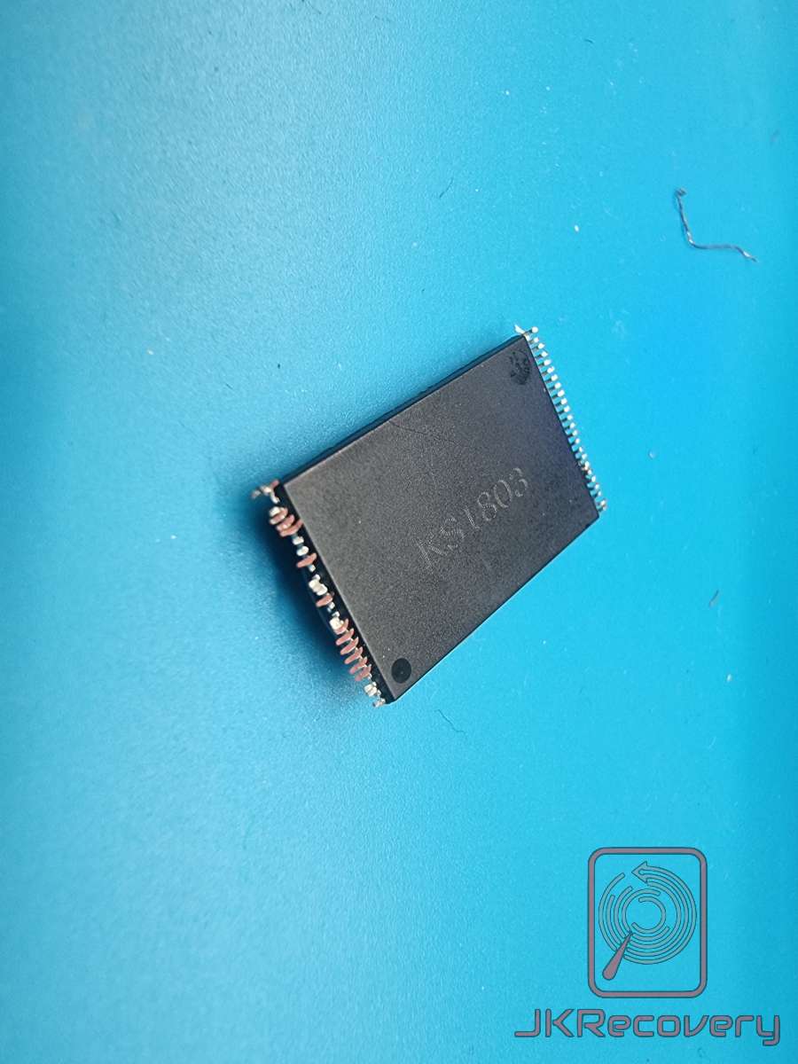 Układ scalony NAND Flash w obudowie TSOP48 z oznaczeniem K91803, widok od góry, leżący na niebieskim tle - laboratorium JKRecovery