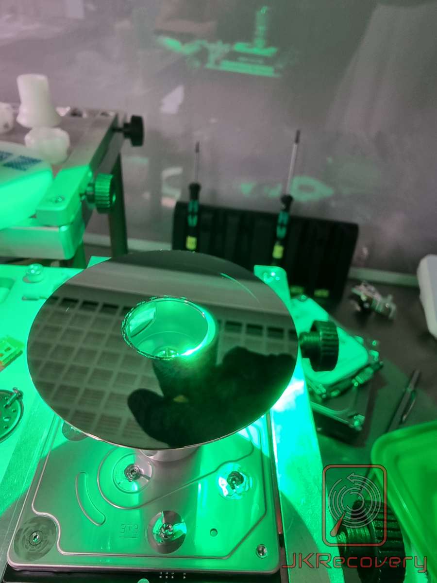 Dysk HDD otwarty w komorze czystej