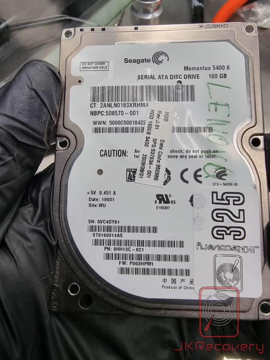 Dysk twardy Seagate Momentus 5400.6 160GB SATA 2,5 cala trzymany w dłoni w czarnej rękawiczce, model ST9160314AS