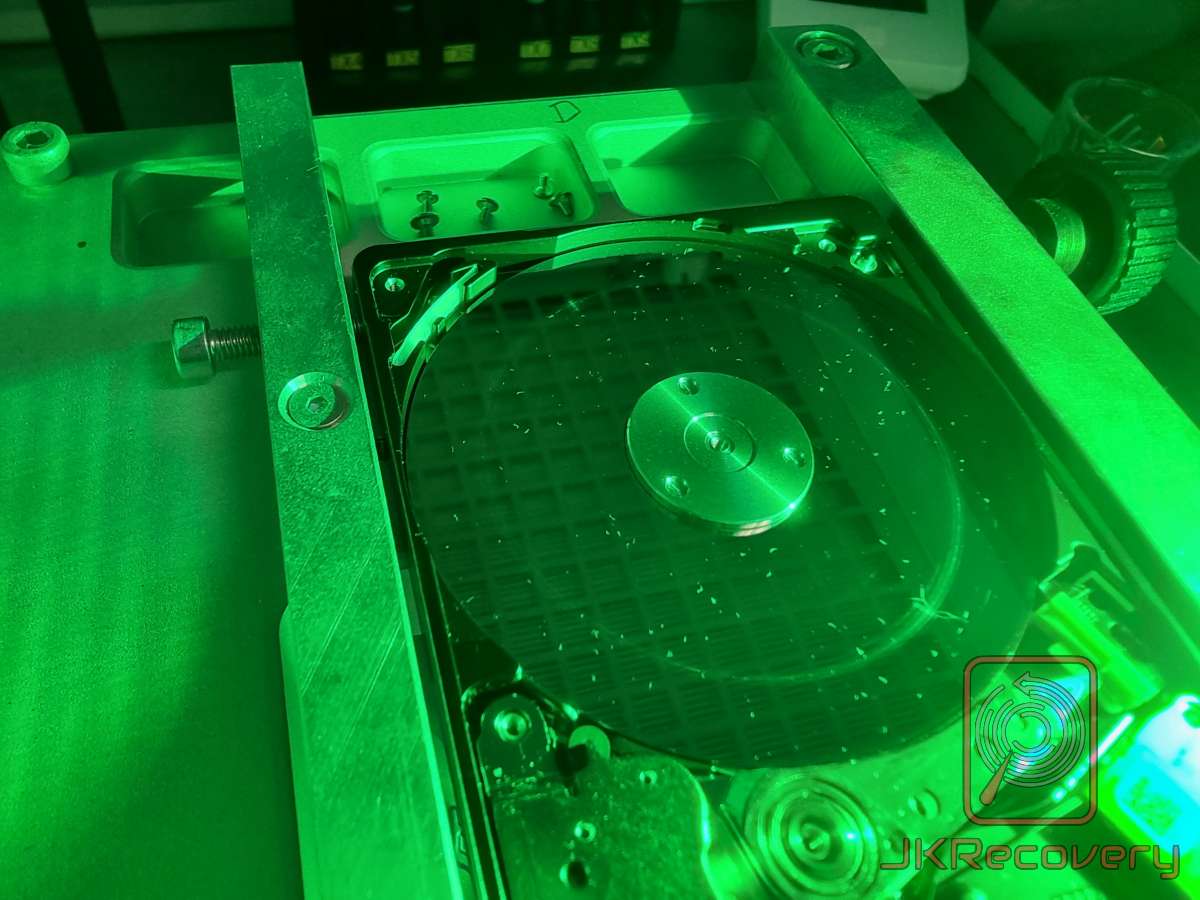 Plater HDD pod lampą UV