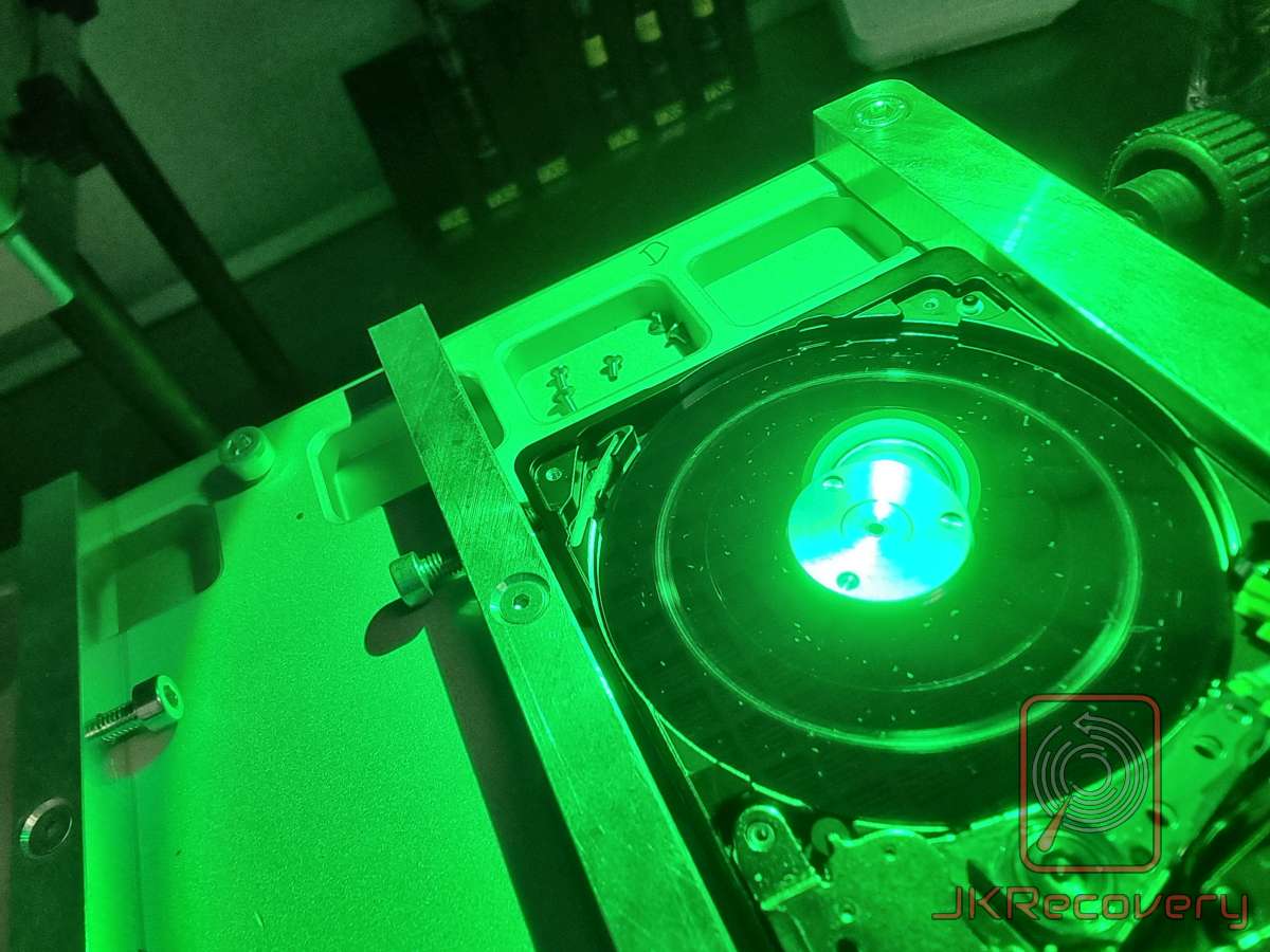 Talerz magnetyczny HDD w świetle UV