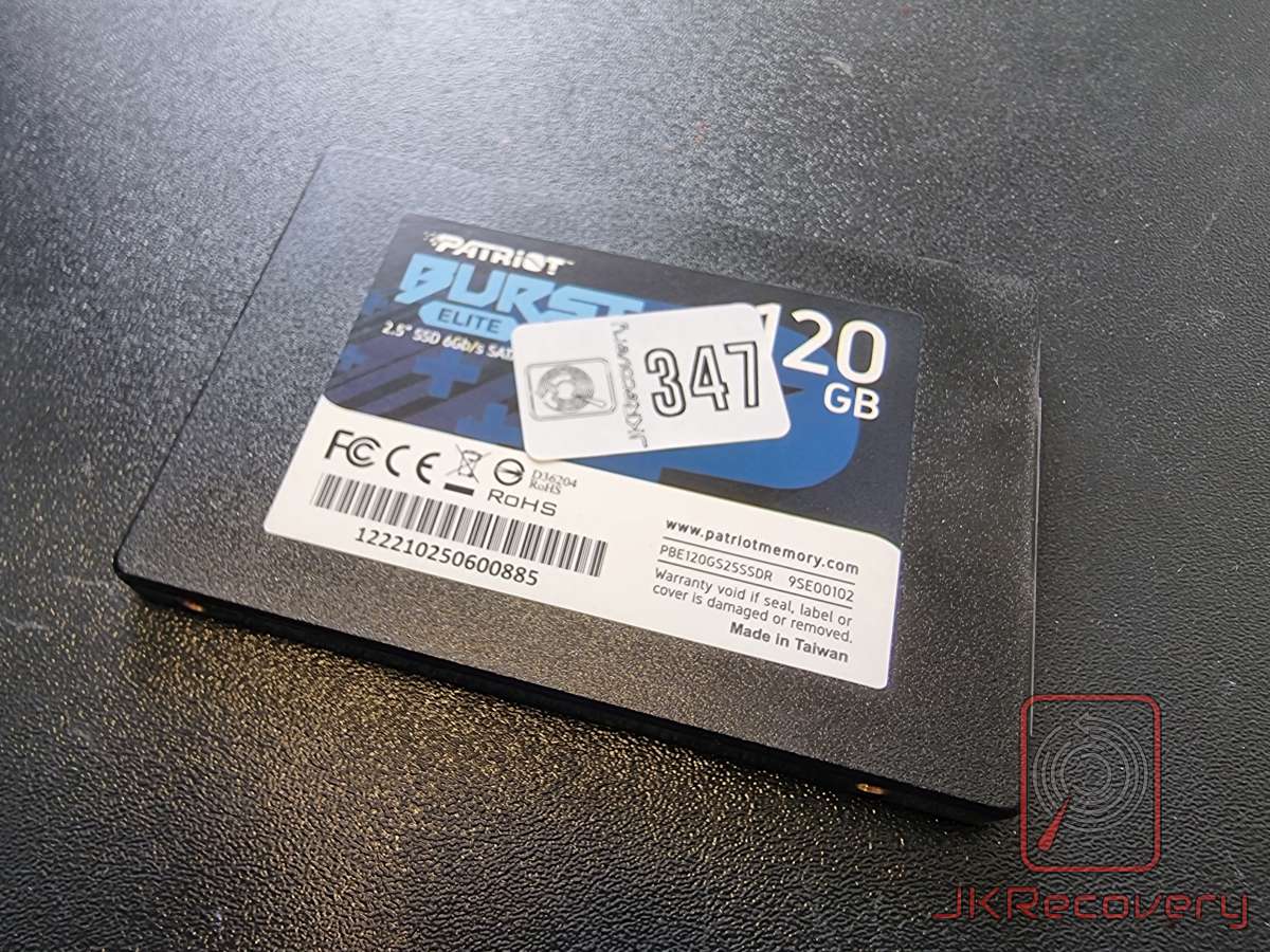Dysk SSD Patriot Burst Elite 120GB 2.5 cala SATA 6Gb/s z naklejką inwentaryzacyjną numer 347, widok od góry na czarnym tle