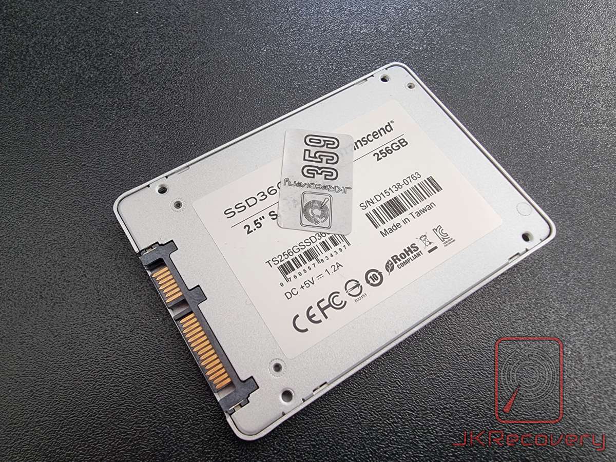 Tylna obudowa dysku SSD Transcend SSD360S 256GB 2.5 cala z widocznym złączem SATA, naklejką seryjną z numerem D15138-0763 oraz oznaczeniami CE, FCC i RoHS, wyprodukowanego na Tajwanie