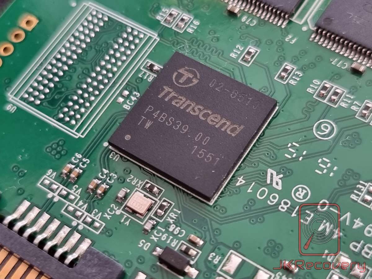 Diagnostyka płyty PCB SSD w laboratorium