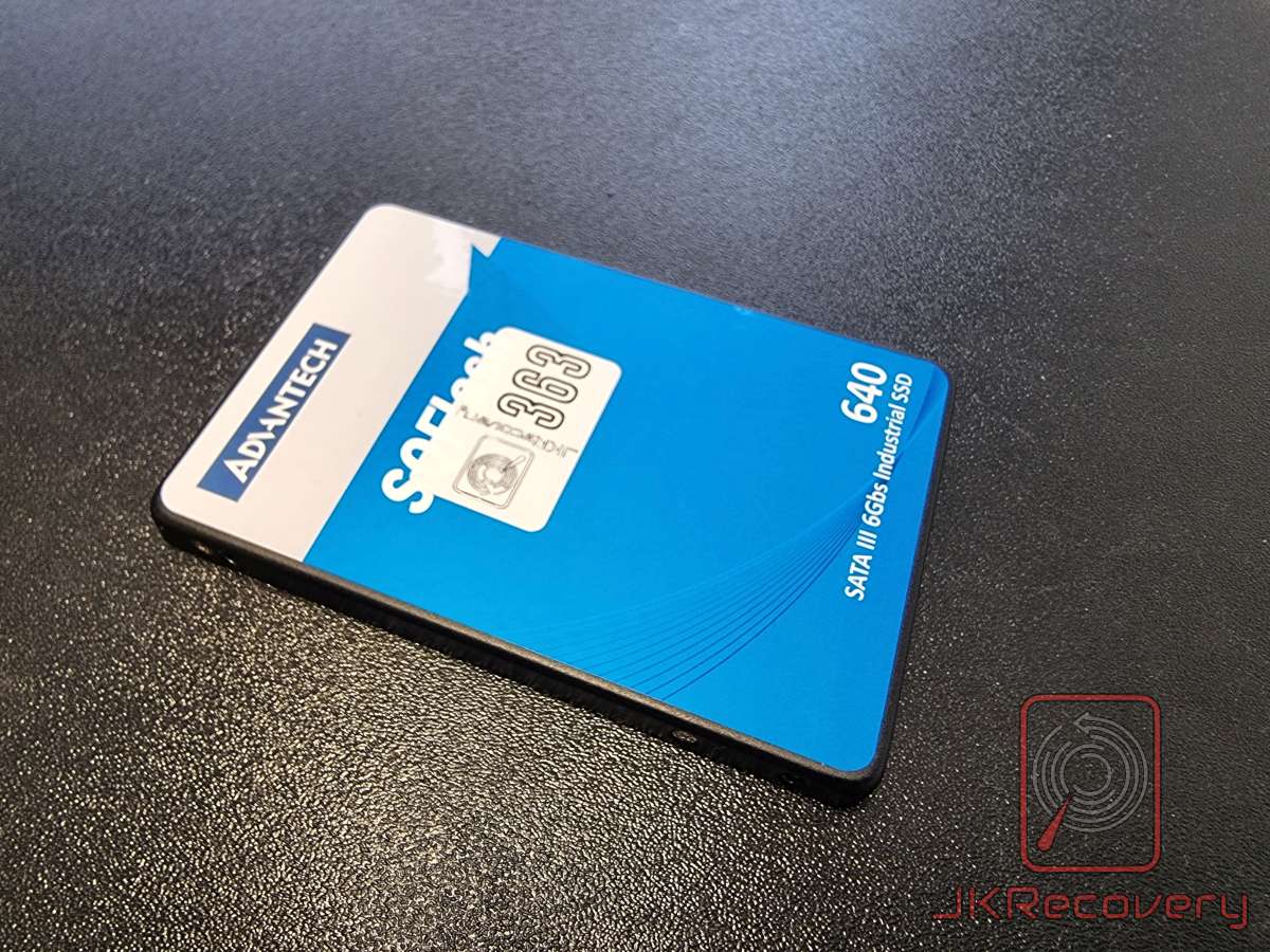 Przemysłowy dysk SSD Advantech SQFlash 640 SATA III 6Gbps w obudowie 2.5 cala z niebieską naklejką