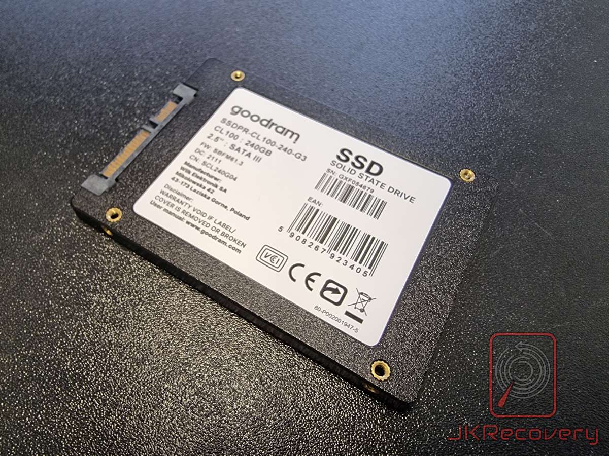 Tył dysku SSD Goodram CL100 240GB SATA III z etykietą zawierającą numer seryjny, firmware i dane producenta z Polski