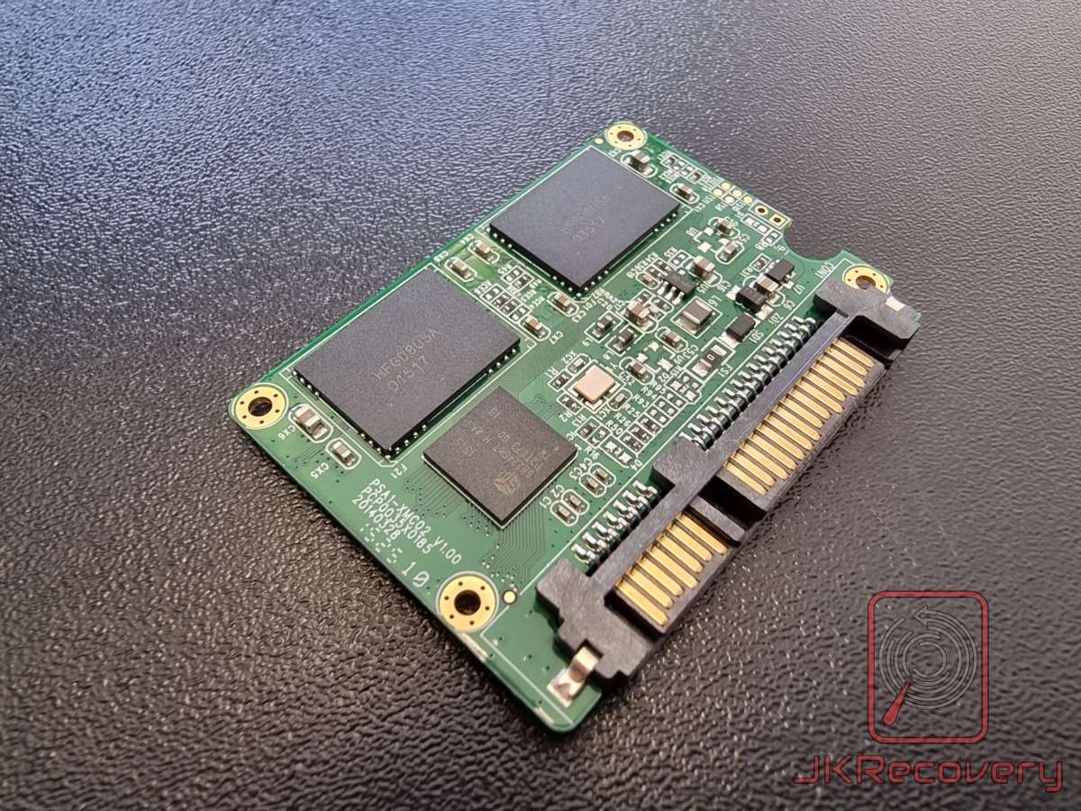 Płytka PCB dysku SSD 2.5 cala z widocznymi układami pamięci NAND flash, kontrolerem oraz złączem SATA, sfotografowana w laboratorium odzysku danych JKRecovery