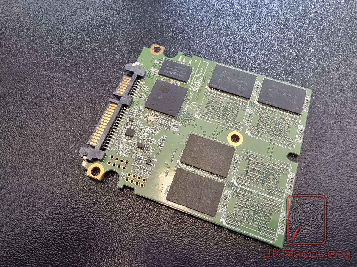 Płyta PCB dysku SSD 2.5 cala z widocznym kontrolerem i kośćmi pamięci flash SK Hynix, złącze SATA po lewej stronie