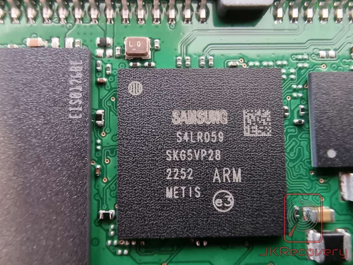 Zbliżenie na kontroler Samsung S4LR059 z rdzeniem ARM, oznaczenie METIS, na płycie PCB dysku SSD Samsung