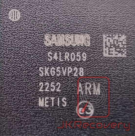 Chip pamięci Samsung NAND z kontrolerem podczas analizy SSD w laboratorium JKRecovery