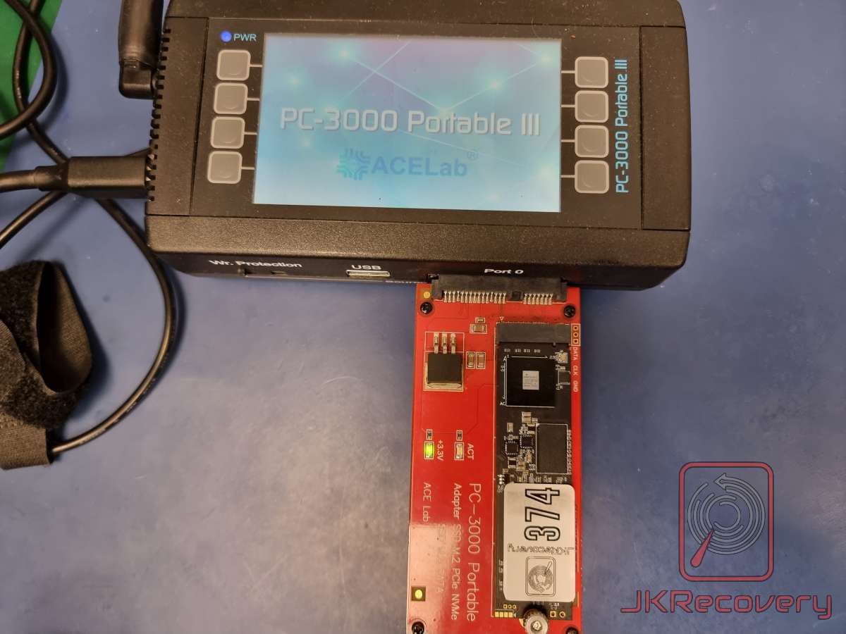 PC-3000 Portable III z adapterem M.2 NVMe podczas diagnostyki dysku NVMe — widoczna czerwona płytka adaptera i kabel USB-C do stacji roboczej ACELab