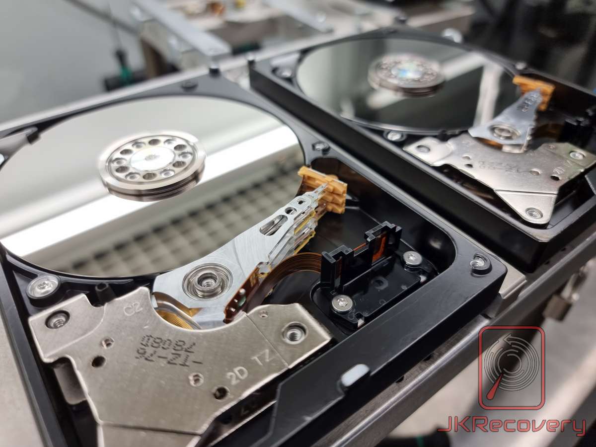Dysk HDD z uszkodzonym zawieszeniem HSA