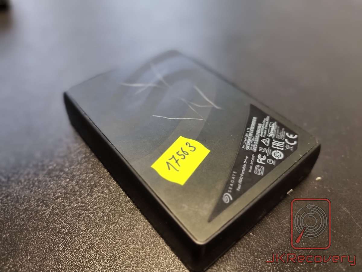 Seagate Fast HDD Portable Drive w czarnej obudowie z żółtą naklejką z numerem 17563, widoczne zarysowania na powierzchni