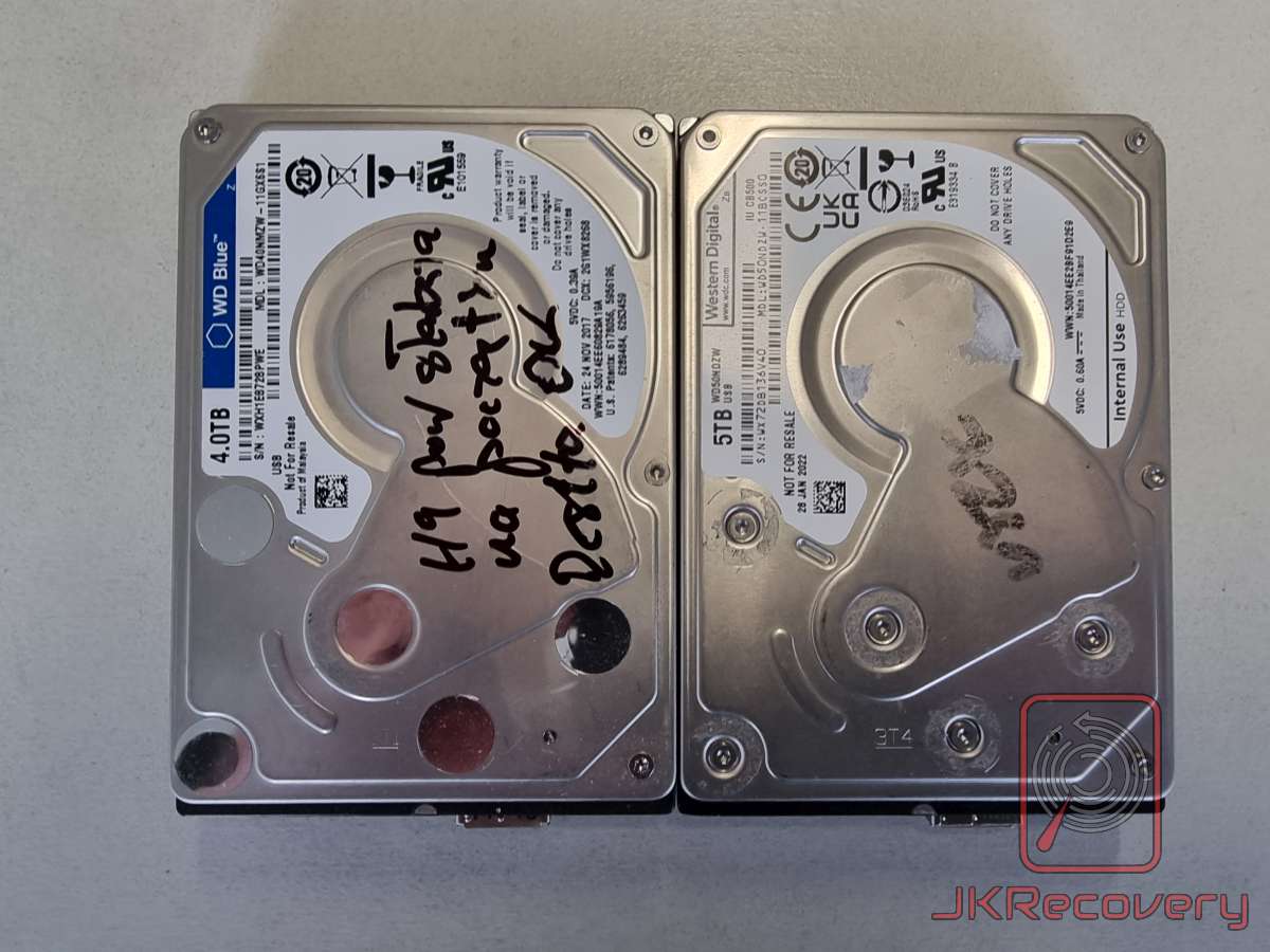 Dwa dyski twarde Western Digital: WD Blue 4TB oraz Western Digital 5TB z napisami markerem po polsku na obudowach, drugi widok od spodu