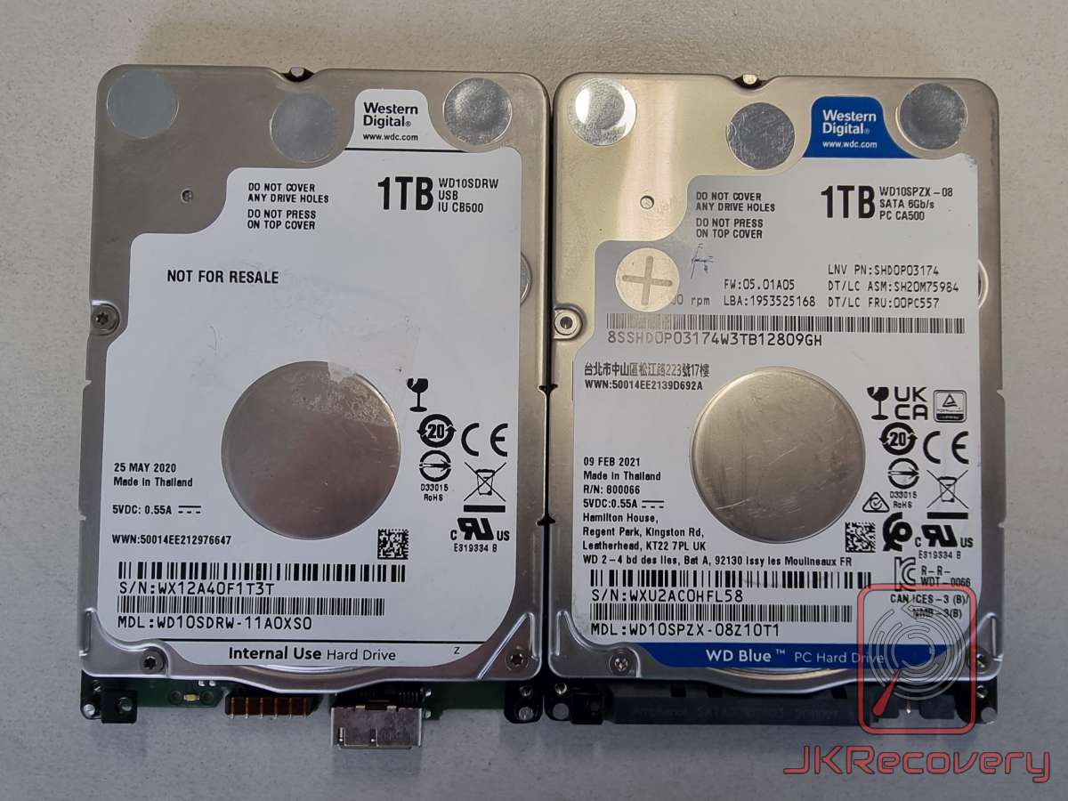 Dwa dyski twarde Western Digital 2.5 cala na stanowisku diagnostycznym laboratorium JKRecovery w Tychach — widoczne modele WD10SDRW i WD10SPZX przed podłączeniem do PC-3000