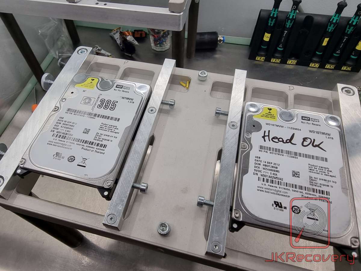 dwa dyski WD w uchwytach laboratoryjnych PC-3000 podczas procedury dopasowania głowic dawcy, oznaczenia Head OK