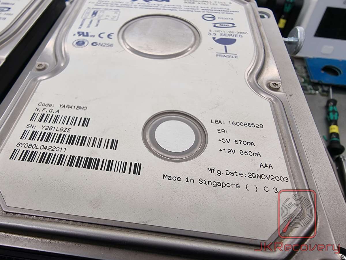 Widok ogólny dysku twardego Maxtor 3.5 Series z etykietą zawierającą dane techniczne: zasilanie +5V 670mA i +12V 960mA, numer seryjny Y281L9ZE, data produkcji 29 listopada 2003, Made in Singapore, sfotografowany w laboratorium odzysku danych JKRecovery