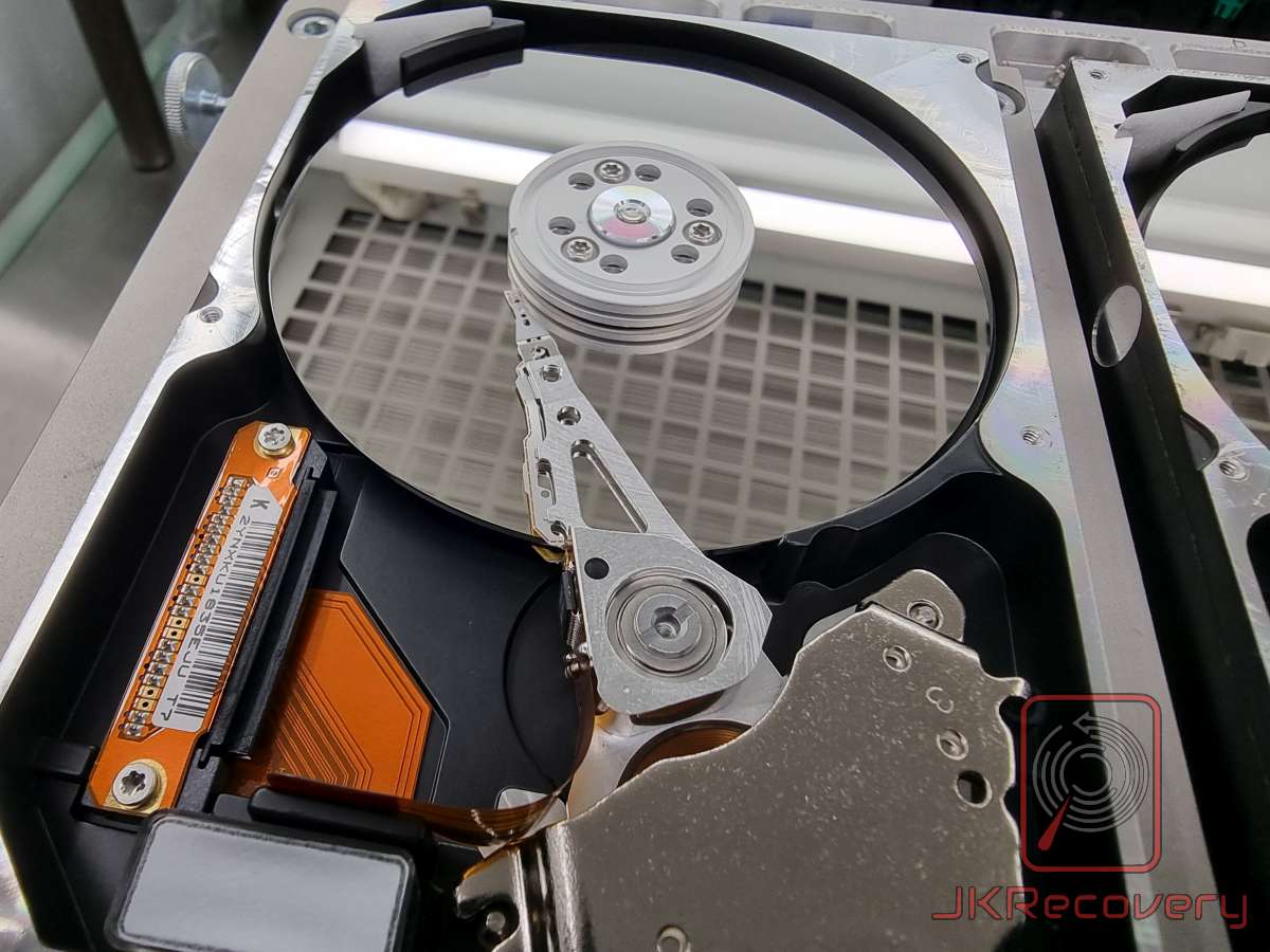 Dysk HDD w uchwycie serwisowym