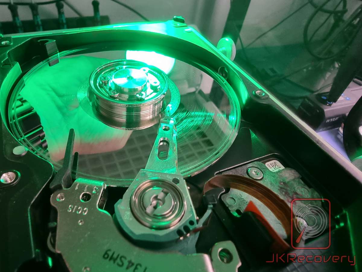Dysk HDD z uszkodzonym zawieszeniem HSA