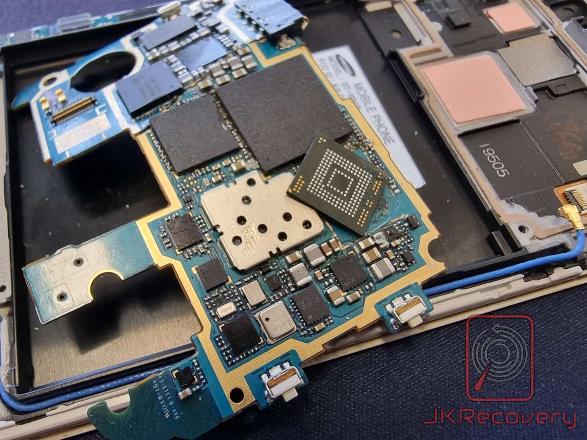 Otwarty dysk HDD w komorze czystej