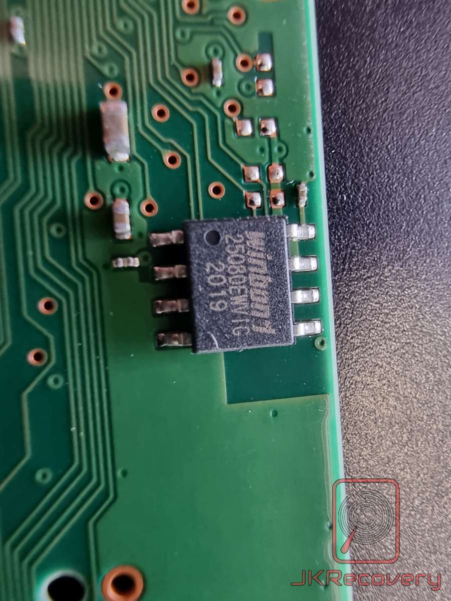 Zbliżenie na układ scalony EEPROM 25Q80 zamontowany na zielonej płycie PCB, widoczne ścieżki miedziane i otwory przelotowe