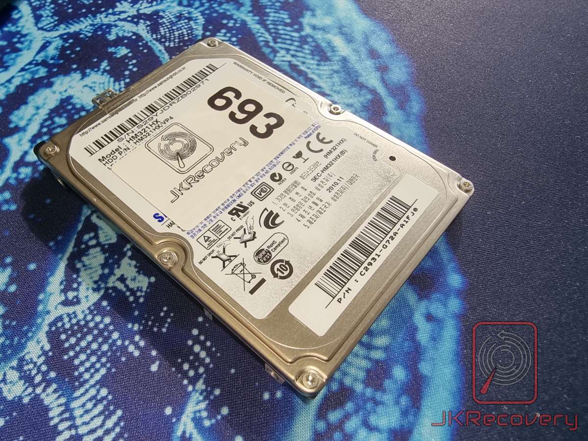 Dysk twardy Samsung HDD 2.5 cala model HM321HX widoczny od góry z etykietą i numerem seryjnym, oznaczony numerem 693 przez serwis JKRecovery