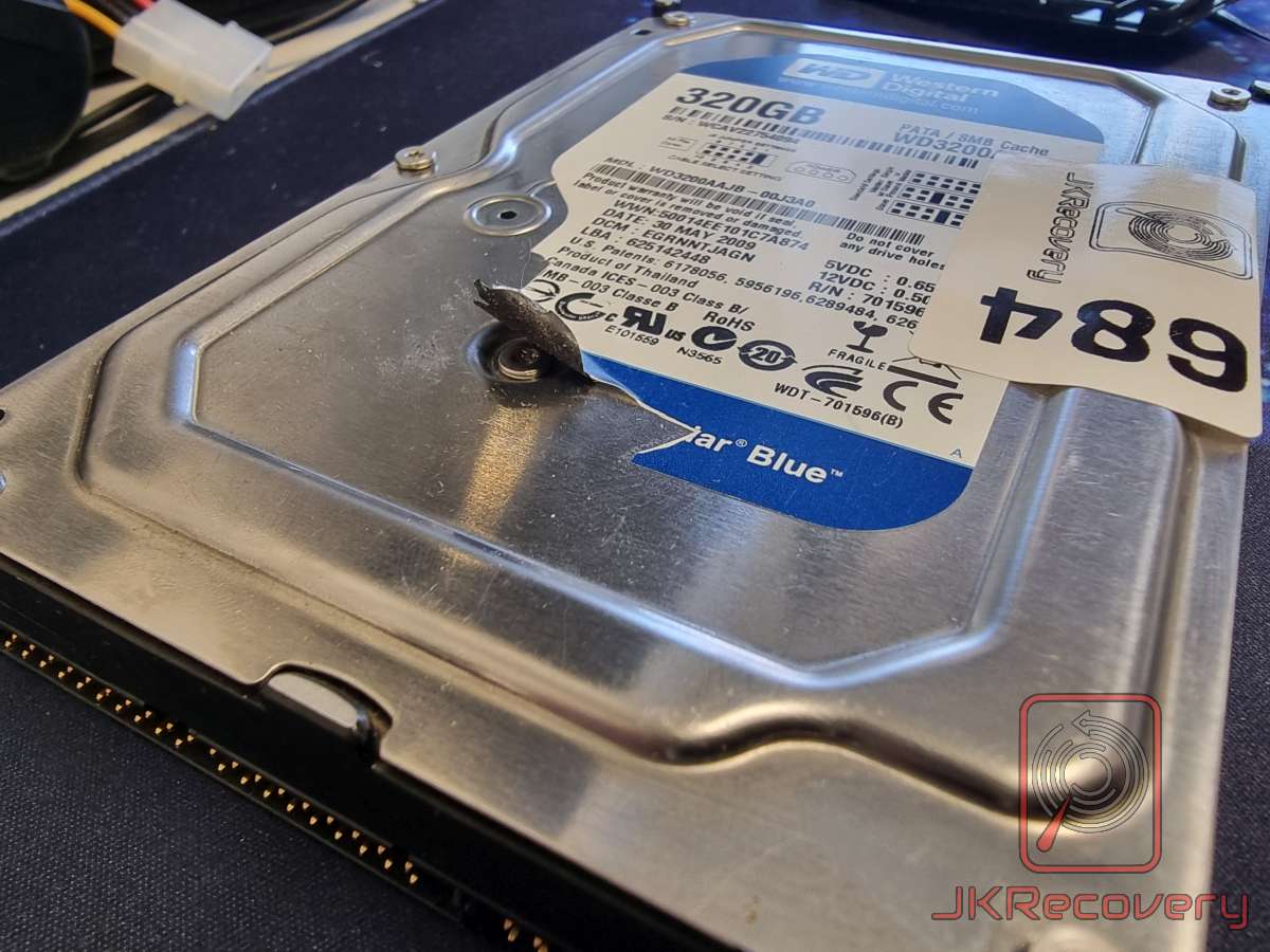 dysk HDD z mechanicznym uszkodzeniem głowic w uchwycie laboratoryjnym podczas diagnozy PC-3000