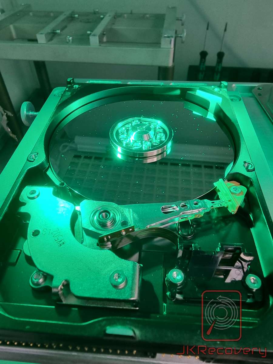 Plater HDD w świetle UV