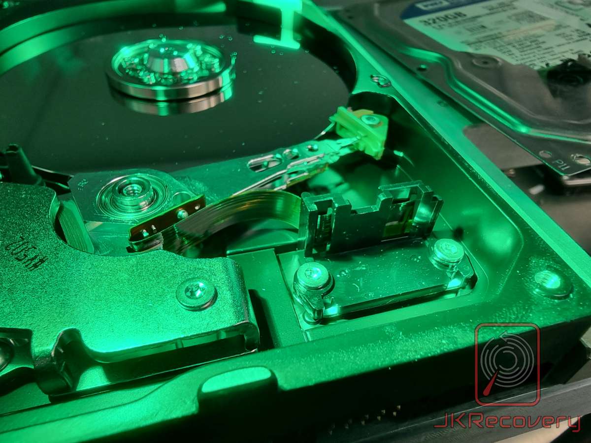 Otwarty dysk HDD w komorze czystej