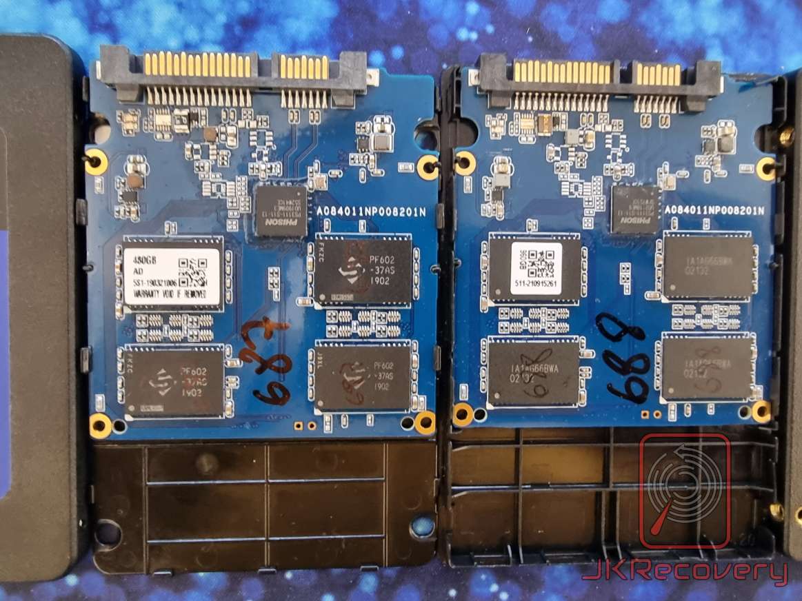 Dwie odsłonięte płyty PCB dysków SSD 2.5 cala na niebieskim podkładzie - lewa płyta z kontrolerem Phison A084011NP008201N, układami pamięci NAND SanDisk PF602 oraz naklejką 450GB oznaczona numerem 689, prawa płyta z identycznym kontrolerem Phison i układami pamięci IA1aG66BWA oznaczona numerem 688, obie przygotowane do diagnostyki w laboratorium JKRecovery