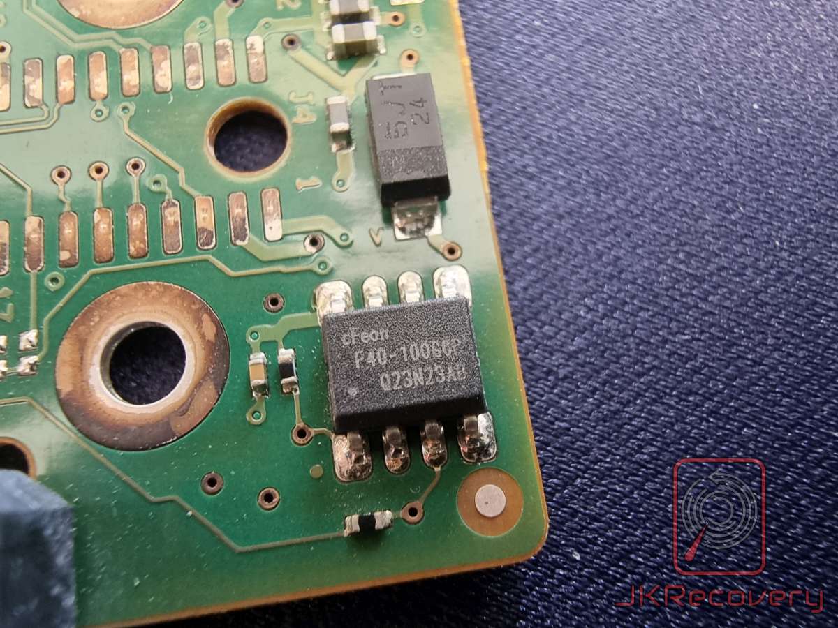 Zbliżenie na płytę PCB dysku twardego z układem scalonym cFeon F40-100G0P (pamięć flash SPI) w obudowie SOIC-8 oraz małym tranzystorem w tle