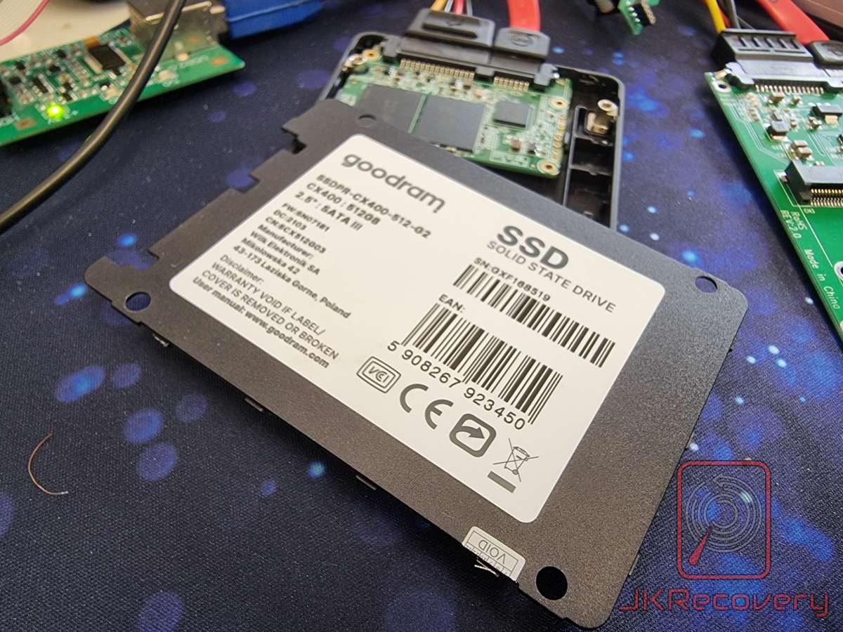 Spód dysku SSD Goodram CX400 512GB 2.5 cala SATA III z naklejką zawierającą dane techniczne, numer seryjny i kod EAN, leżący na macie roboczej w laboratorium odzysku danych