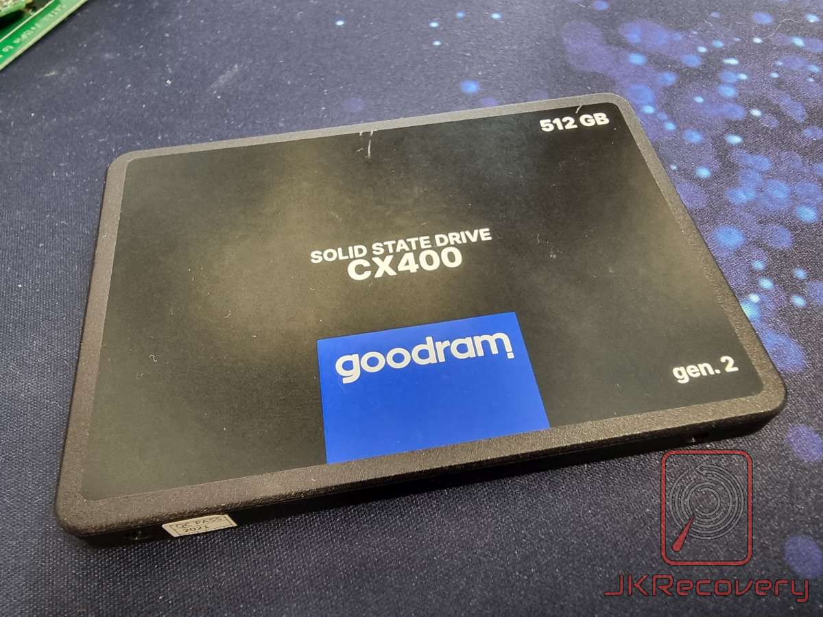 Dysk SSD Goodram CX400 Gen.2 o pojemności 512 GB w obudowie 2.5 cala, leżący na ciemnej macie roboczej w laboratorium odzysku danych JKRecovery