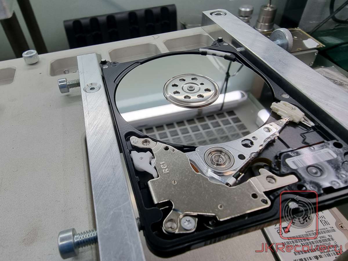 Dysk HDD na uchwycie w komorze czystej