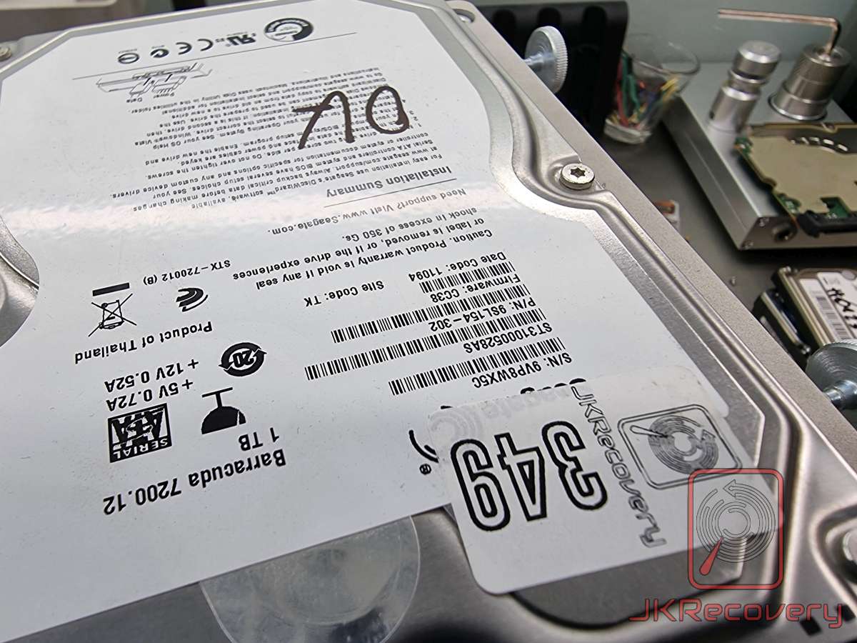 Etykieta dysku twardego Seagate Barracuda 7200.12 o pojemności 1TB, model ST31000528AS, firmware CC38, wyprodukowany w Tajlandii - dysk leży na stole laboratoryjnym podczas diagnostyki