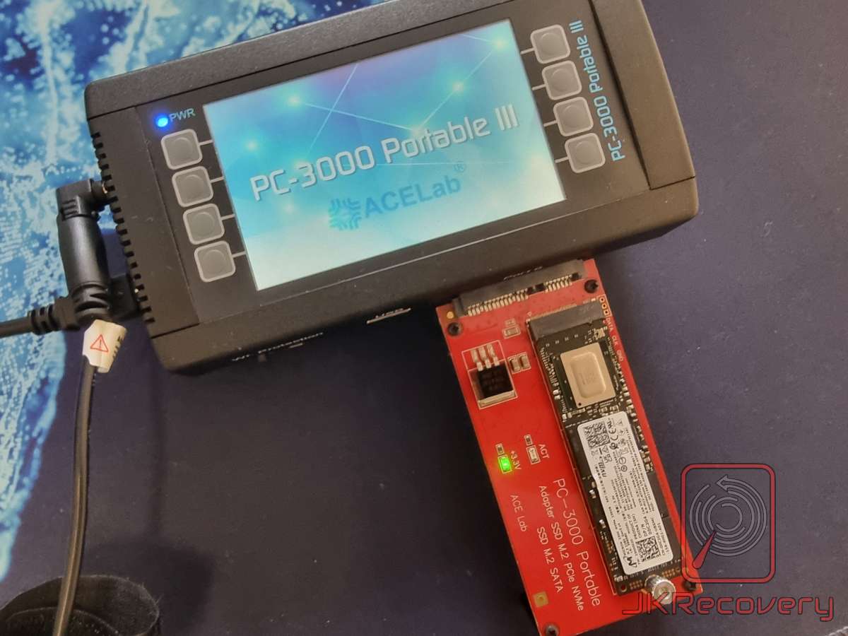 Urządzenie PC-3000 Portable III firmy ACELab z podłączonym adapterem SSD M.2 PCIe NVMe/SATA na czerwonej płytce, widoczny dysk SSD M.2 Micron 256GB oraz świecąca dioda zasilania PWR