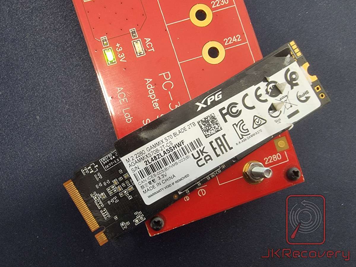 Dyski SSD M.2 NVMe na podkładzie antystatycznym w laboratorium JKRecovery podczas przygotowania do diagnozy PC-3000