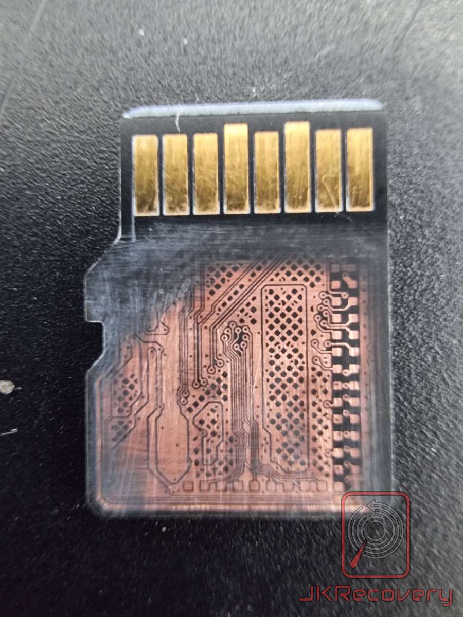 Karta microSD z usuniętą obudową, ukazująca wewnętrzną płytkę PCB z miedzianymi ścieżkami i widocznymi złotymi stykami elektrycznymi