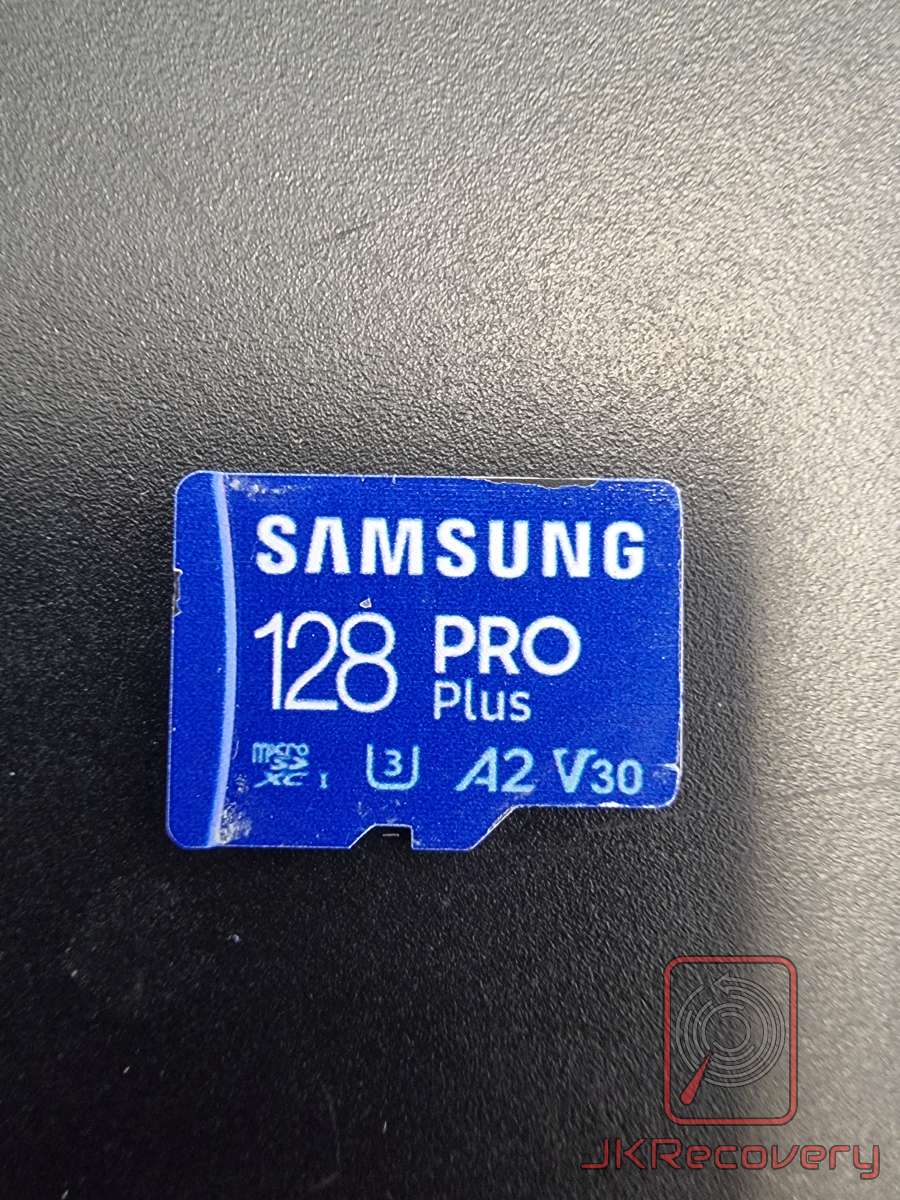 Karta microSD Samsung PRO Plus 128GB z oznaczeniami A2, V30, U3, microSDXC klasy I na czarnym tle