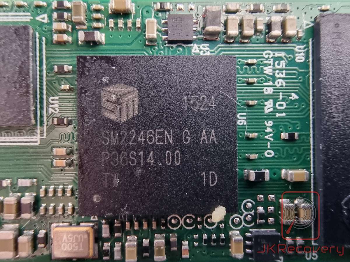 Zbliżenie na kontroler SSD Silicon Motion SM2246EN G AA na zielonej płytce PCB, widoczne elementy SMD i ścieżki miedziane