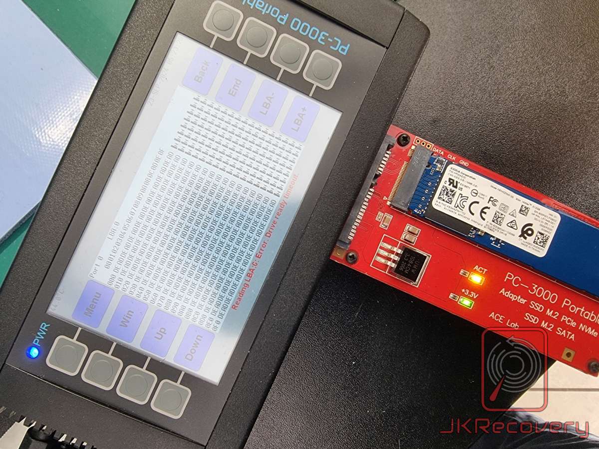 Urządzenie PC-3000 Portable firmy ACE Lab z podłączonym dyskiem SSD M.2 NVMe poprzez czerwoną kartę adapterową. Na ekranie widoczny błąd odczytu: 'Drive ready timeout' podczas skanowania sektora LBA.