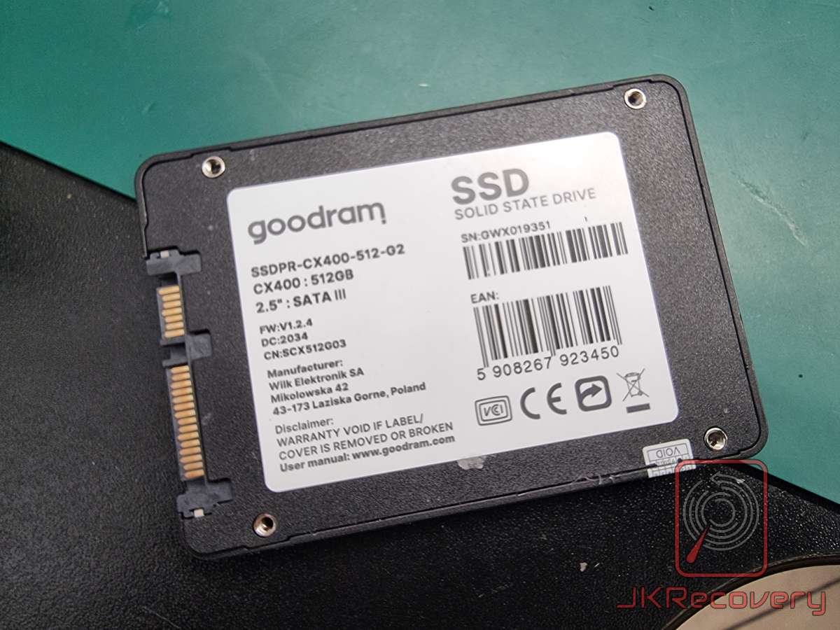 Dysk SSD Goodram CX400 512GB 2.5 cala SATA III leżący na zielonym macie antystatycznym, widoczna etykieta z numerem seryjnym i danymi producenta Wilk Elektronik SA z Polski