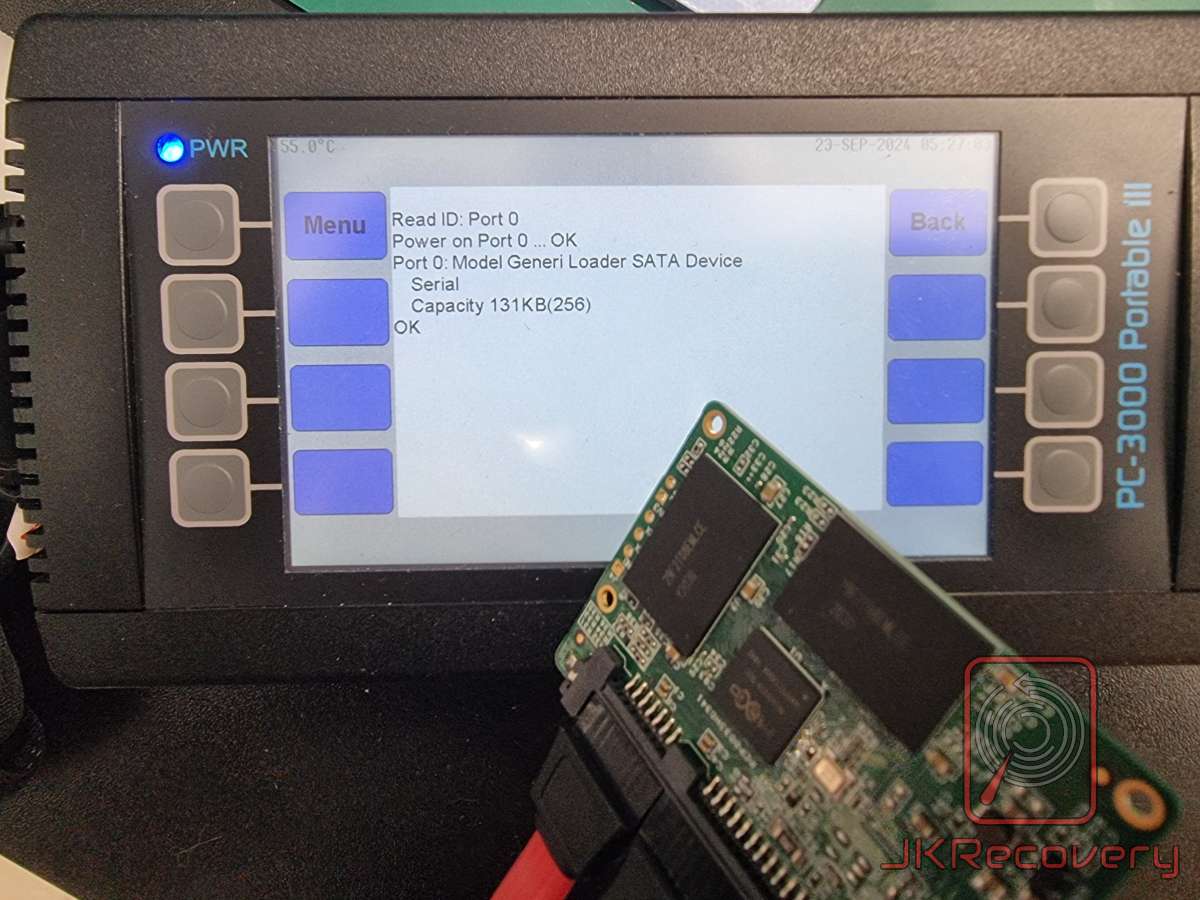 Dysk SSD mSATA podłączony do urządzenia PC-3000 Portable III pokazującego odczyt identyfikatora urządzenia SATA o pojemności 131KB na porcie 0