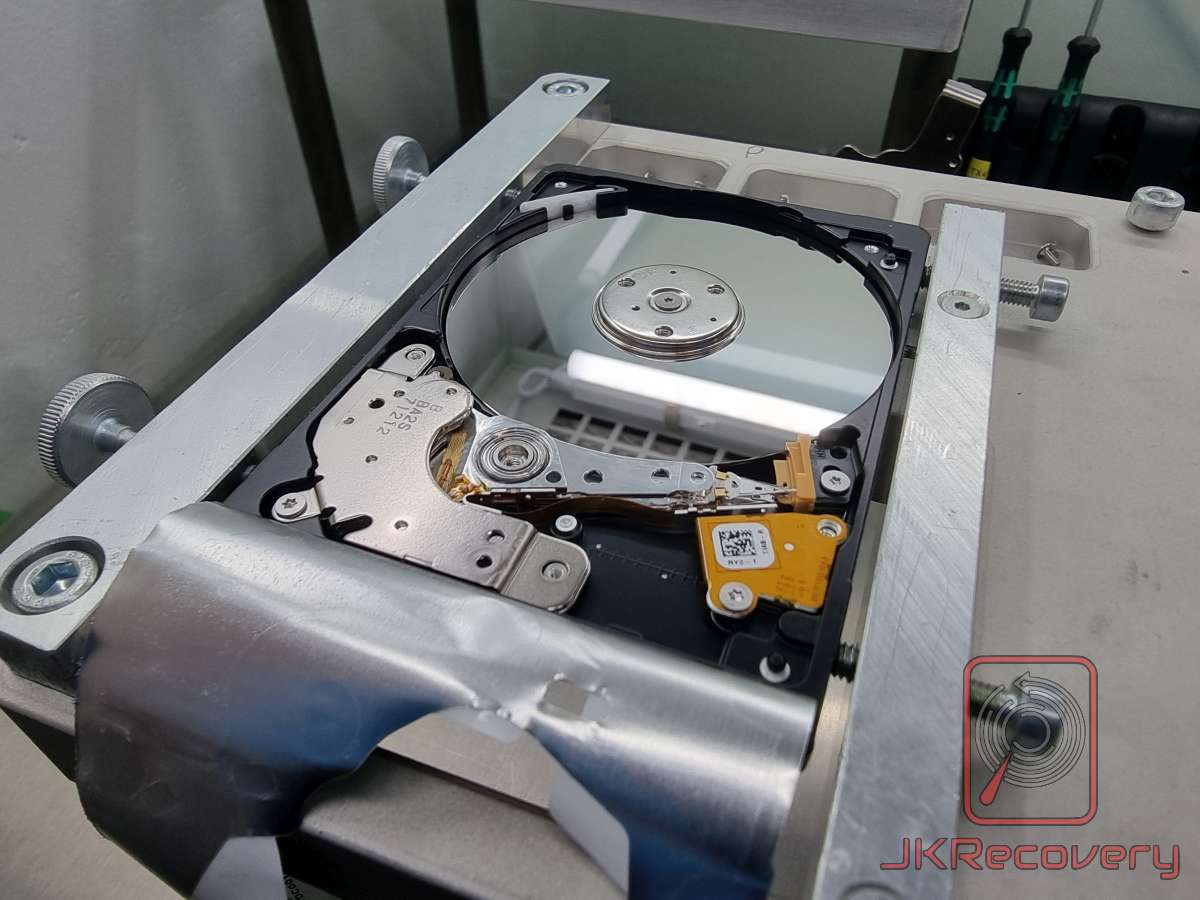 Otwarty dysk HDD w komorze czystej