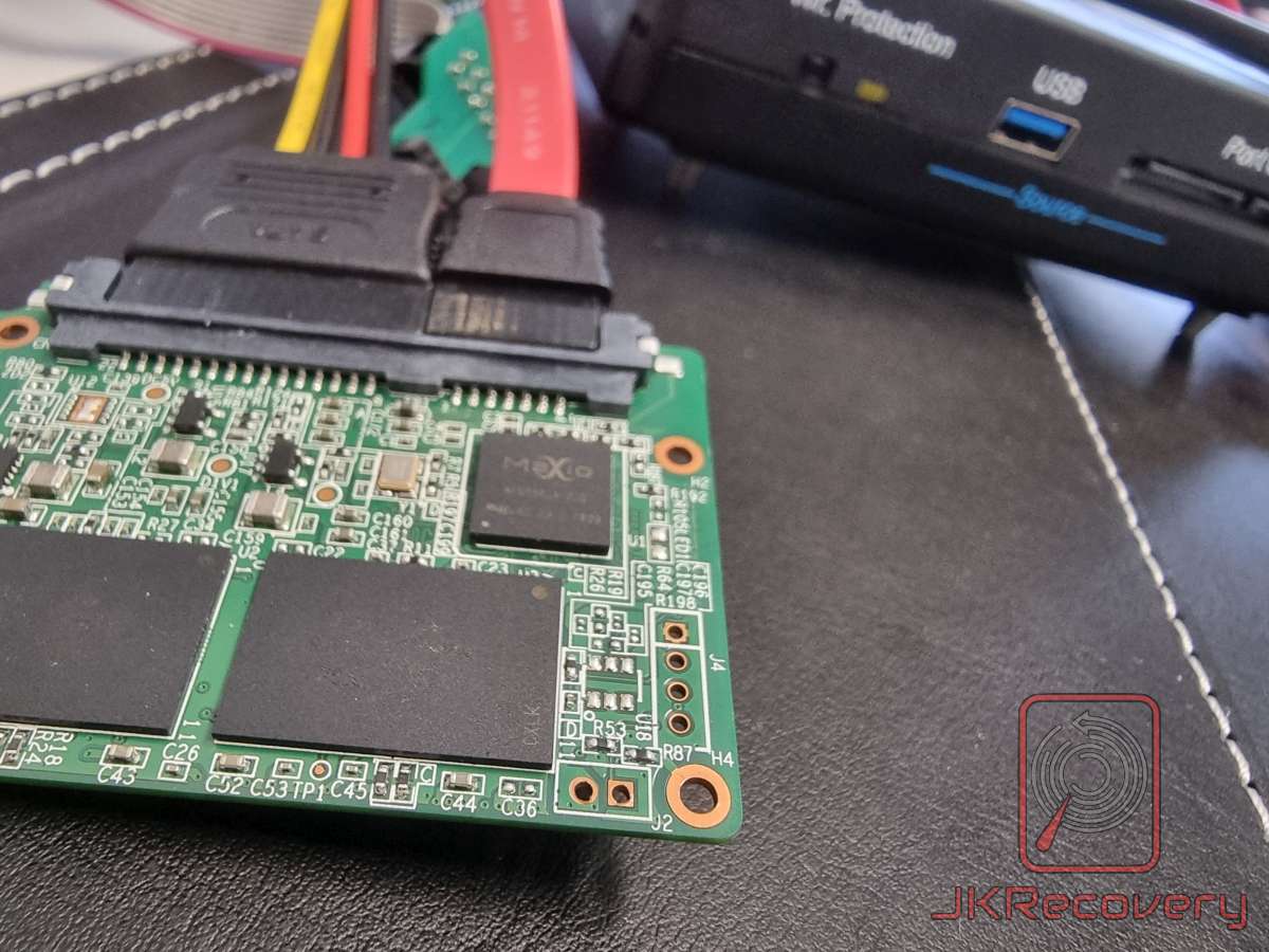 Dysk SSD mSATA z kontrolerem MeXio podłączony do stacji roboczej odzysku danych — widoczne kości pamięci flash NAND na płycie PCB